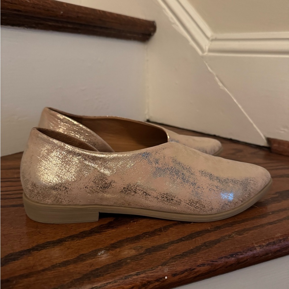 Bueno Women's Light Pink Shimmering Flats - Picture 4 of 9